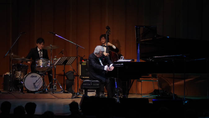 前田憲男さん(ピアノ)、齋藤たかしさん(ドラム)、木村将之さん(ベース)