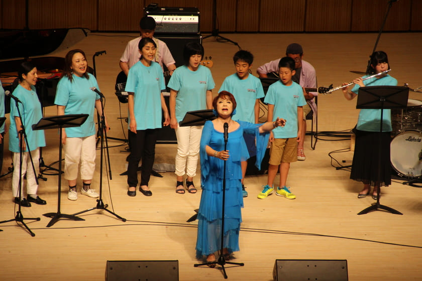 Performing "Hanataba wo arigatou" with local residents