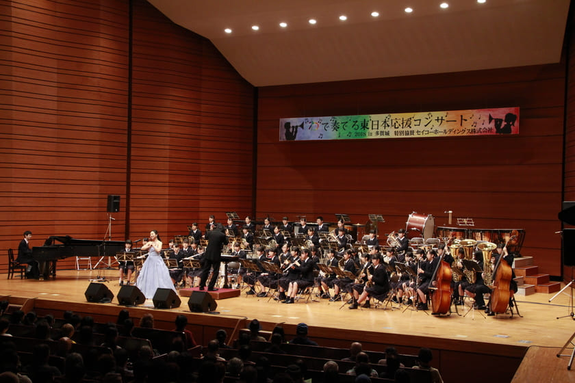ゲストの小林沙羅さんと多賀城高校吹奏楽部のコラボレーション