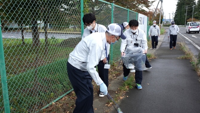 事業所周辺を清掃