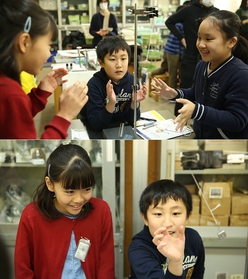 振り子を使い時間を計る子供たち 写真