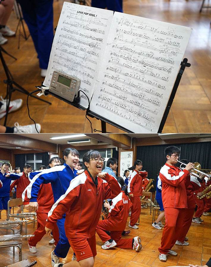 メモが書かれた楽譜の置かれた譜面台　写真（上）、国府台高校吹奏楽部練習中の様子　写真