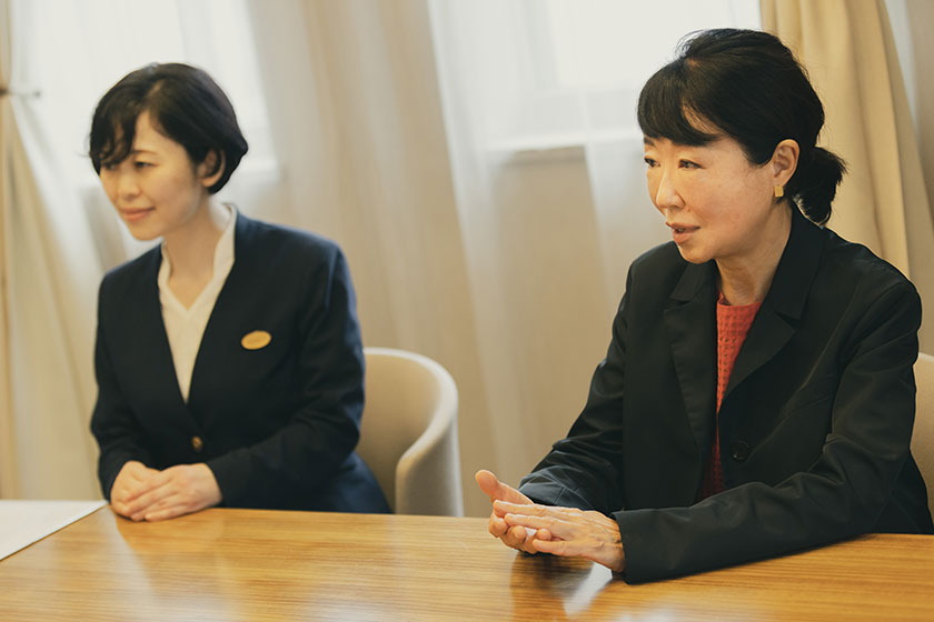 和光のジュエリー商品部の小野寺さん（左）とデザイナーの薗部さん（右）