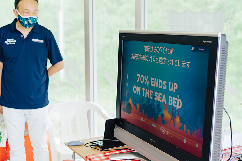 海洋ゴミの実態をわかりやすく伝える動画「Ugly Journey of Our Trash」と共にレクチャーしてくれた伊東さん。　画像