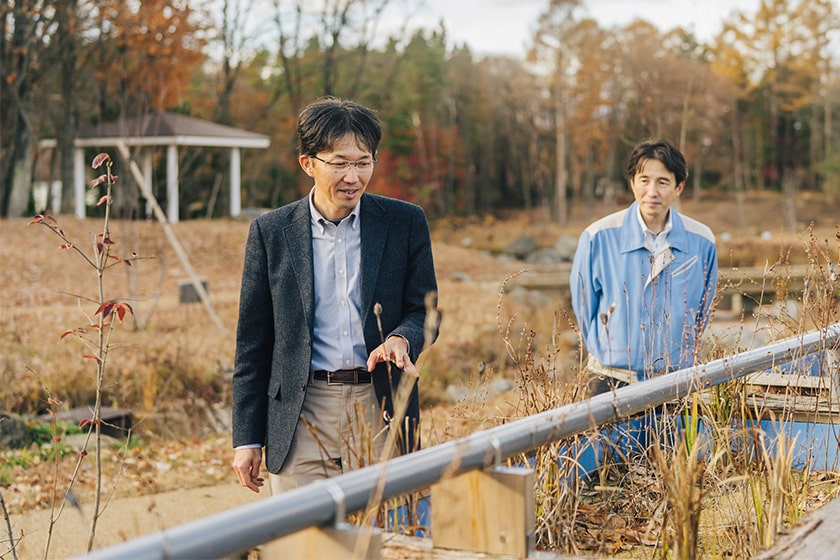 コンテナ人工湿地を見る村里さんと辻先生　写真