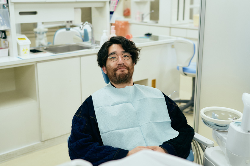 歯科治療の椅子に座る様子　写真