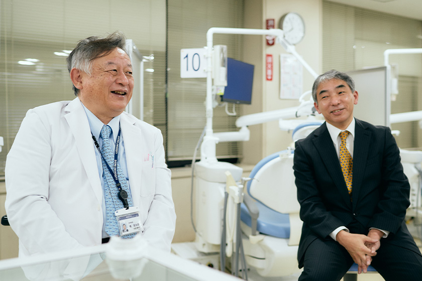 セイコーフューチャークリエーション 開発一部部長 電子デバイス担当の吉田宜史さんと、昭和大学歯学部教授の槇宏太郎先生　写真