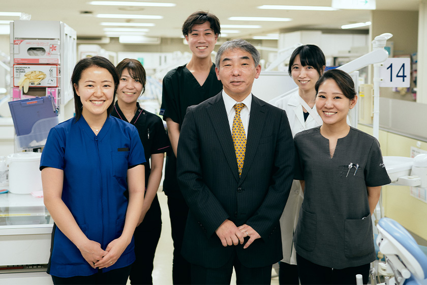 槇先生の研究チームメンバーと吉田さん　写真