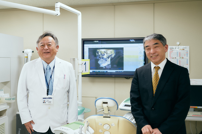 セイコーフューチャークリエーション 開発一部部長 電子デバイス担当の吉田宜史さんと、昭和大学歯学部教授の槇宏太郎先生　写真