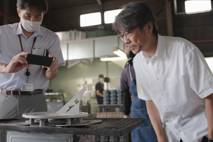 日時計の仕上がりを確認する様子　画像