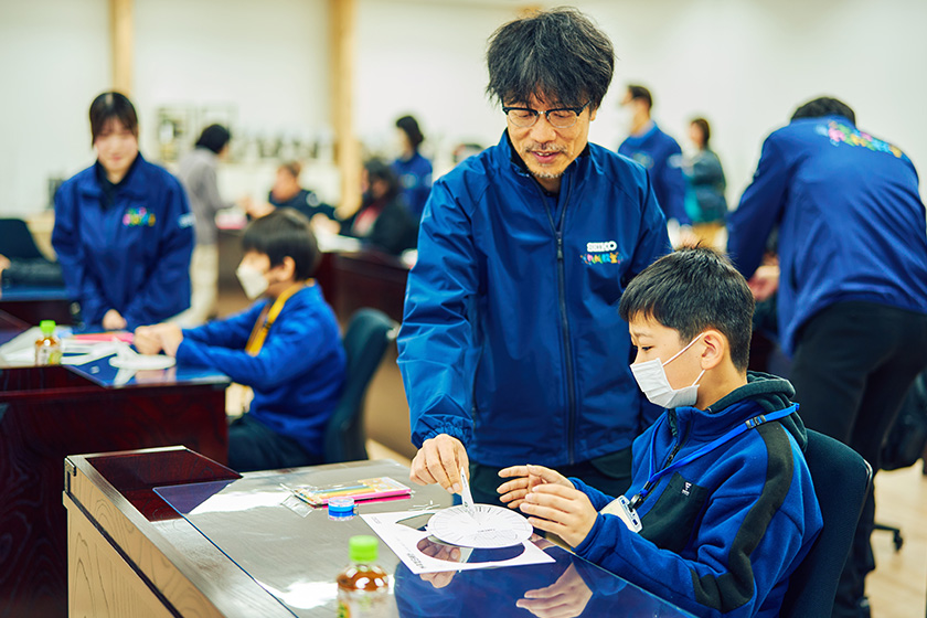 紙製の日時計をつくる様子　画像