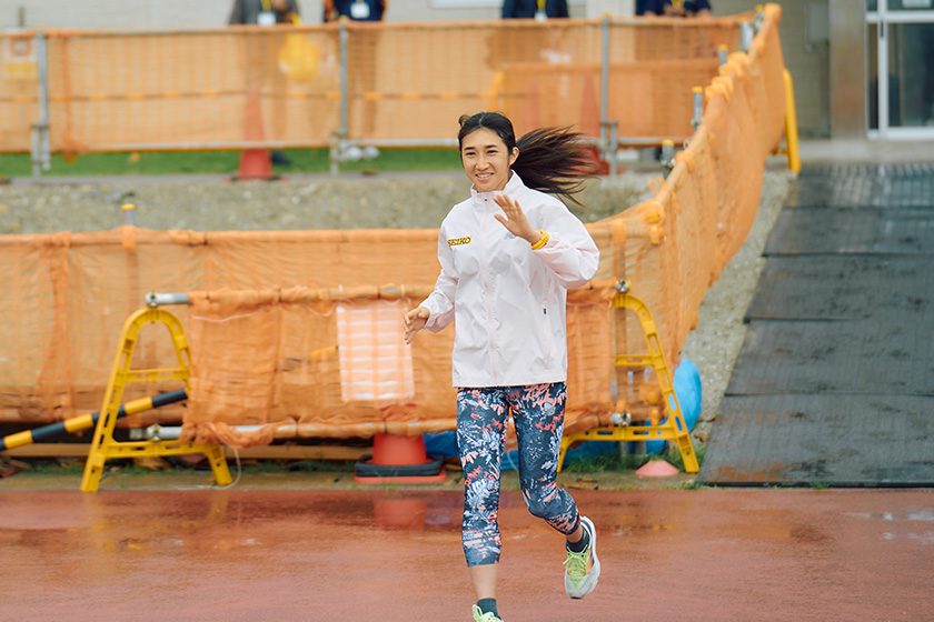 走っている田中選手　写真