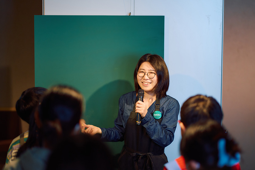 生徒たちの前で話すらなさん　写真