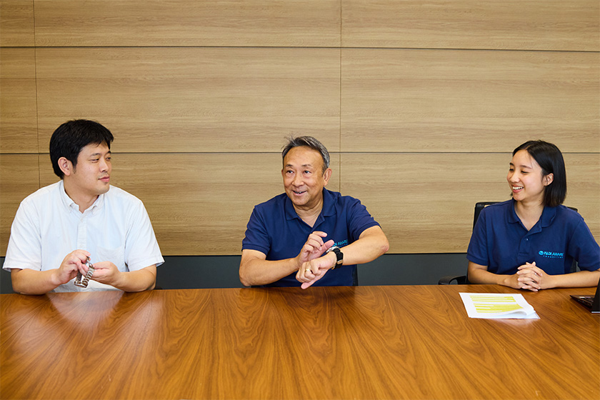 写真　伊藤さんが腕時計を見せる様子