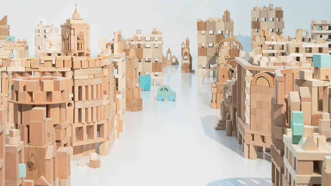 積み木5000個の街がセイコーCMに登場。積み木アート作家・髙木美晴さんに聞く、木のおもちゃの魅力