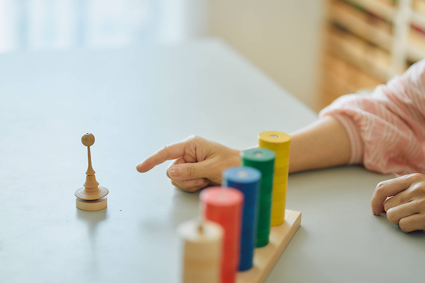 銀座のシンボル・時計塔の見た目をした木のおもちゃ