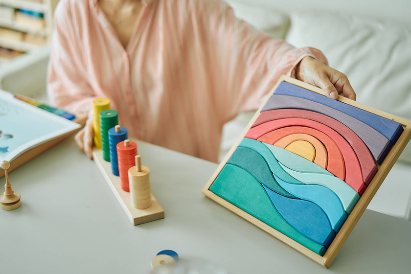 太陽や波のかたちをした木のおもちゃ