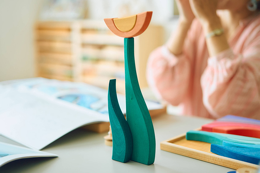 チューリップのような見た目をした木のおもちゃ