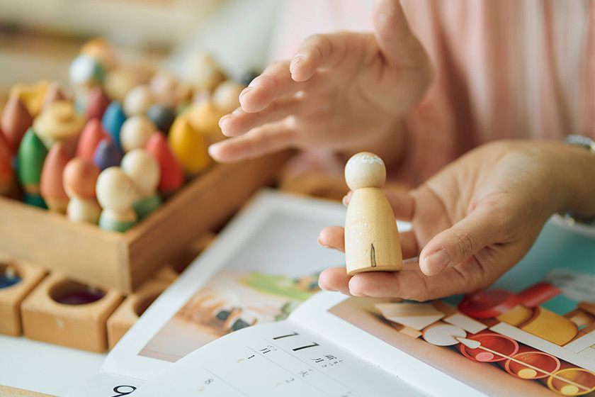 木材の節目がある積み木