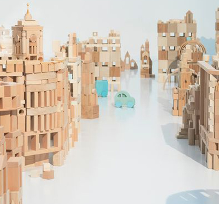 積み木5000個の街がセイコーCMに登場。積み木アート作家・髙木美晴さんに聞く、木のおもちゃの魅力