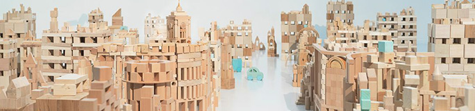 積み木5000個の街がセイコーCMに登場。積み木アート作家・髙木美晴さんに聞く、木のおもちゃの魅力