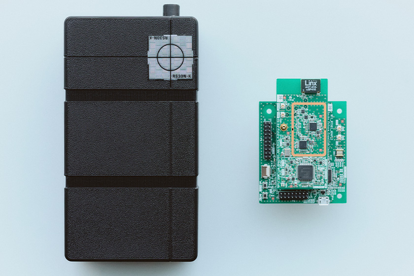 デバイスの筐体と制御基板　画像