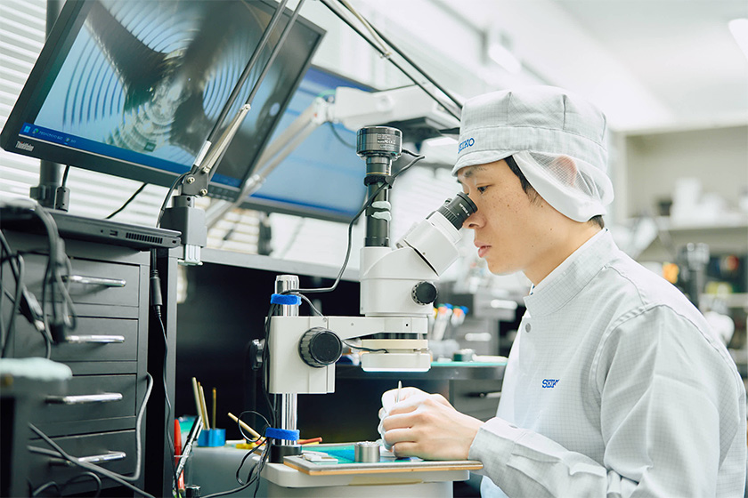 時計修理の様子　写真