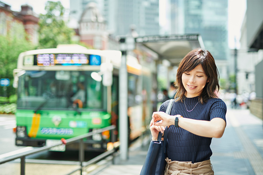 時間を確認する人　写真