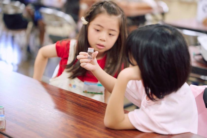 子どもたちが相談する様子　画像