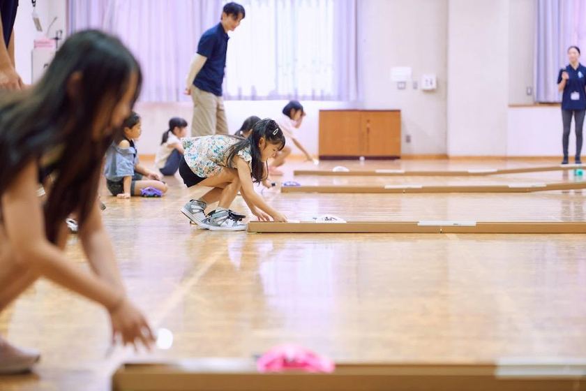 レースコースで走らせる子どもたち　画像