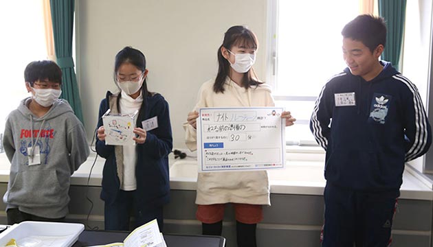 スタッフに教えてもらう生徒