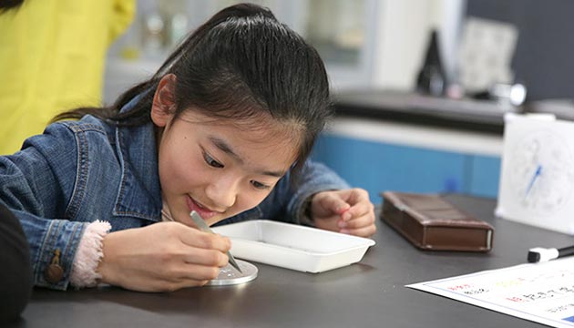完成したオリジナル時計を発表する生徒