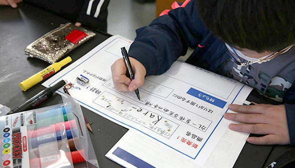 振り子で実験をする生徒
