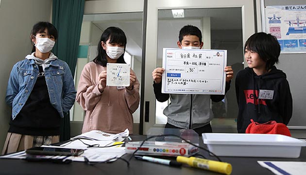 実際の時計に触れる生徒たち