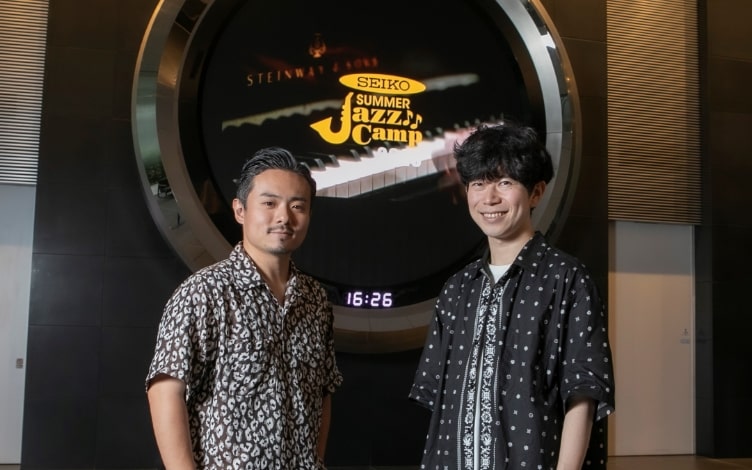 大林武司と壷阪健登によるジャズ・ピアニスト同士のスペシャル対談