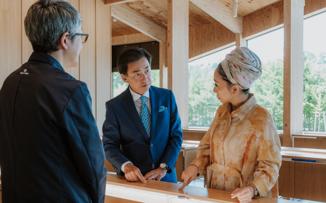 MISIAさんと服部CEOが展示スペースを見ている様子 写真