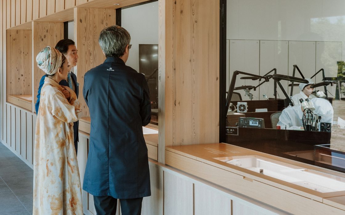 MISIAさんと服部CEOが展示スペースを見ている様子 写真