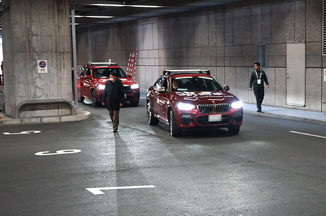 駐車場に現れる赤い車　写真