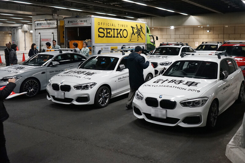 「計時車」書かれた車でいっぱいになる駐車場　写真