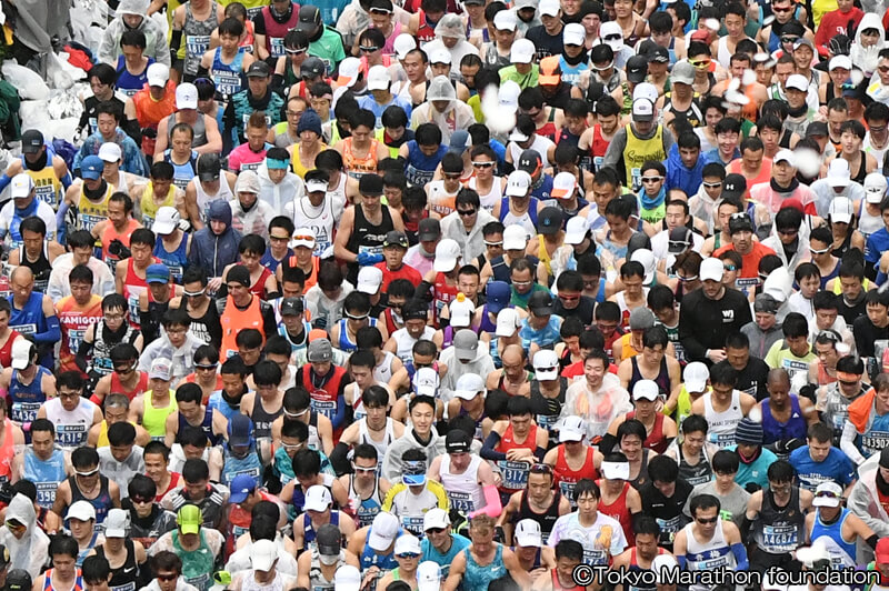 東京マラソン 走り出す人々（寄り）　写真