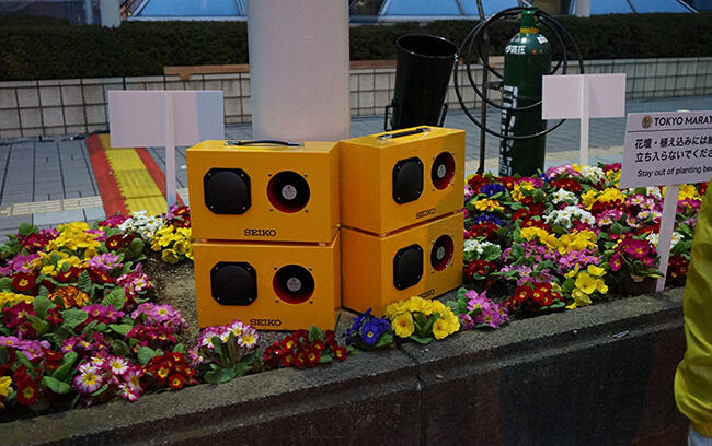 スピーカーを設置した道路脇の花壇　写真