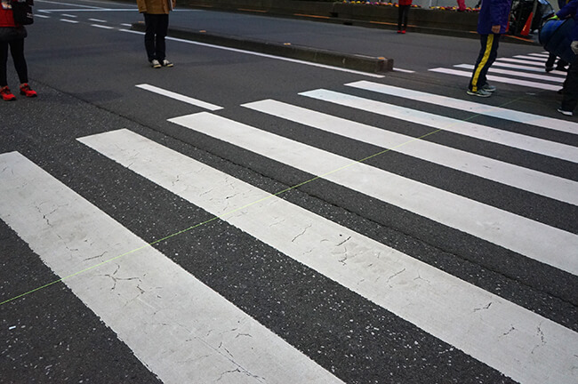 スピーカーを設置した道路脇の花壇　写真