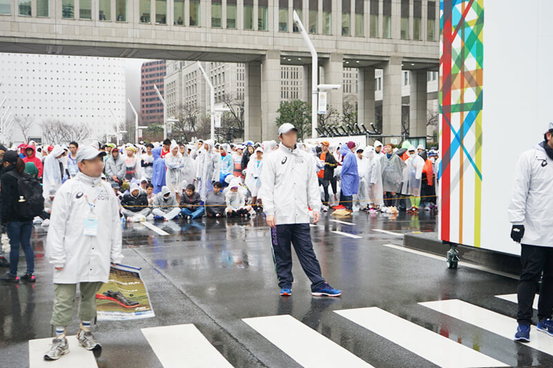 マラソン開始前のスタート地点の様子　写真