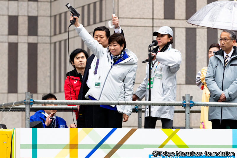 ピストルを構える東京都知事 写真