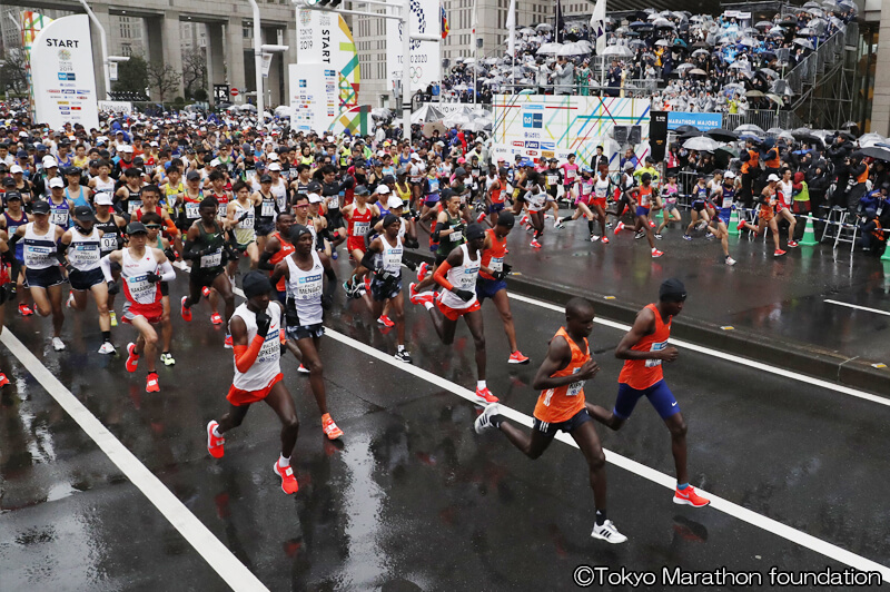 走り出すランナー　写真