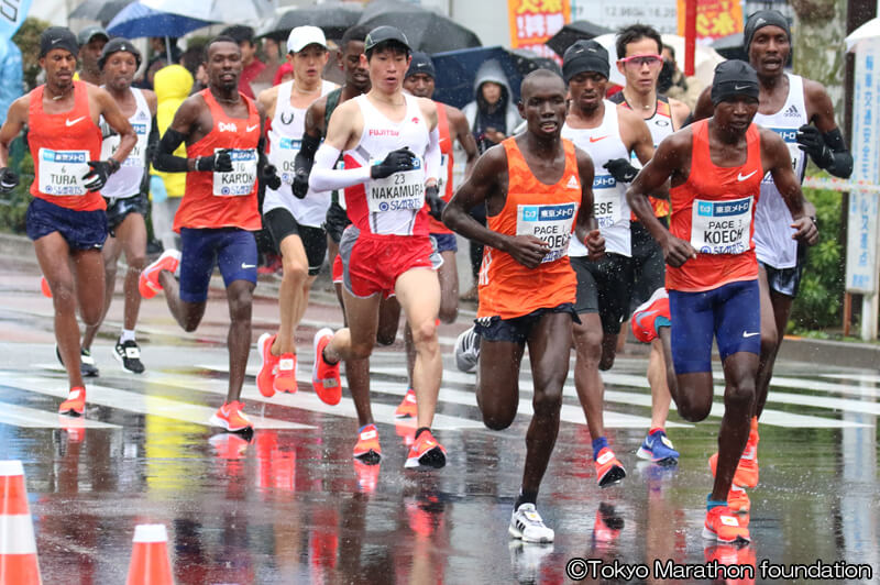 雨の中を走り抜けるランナー達　写真