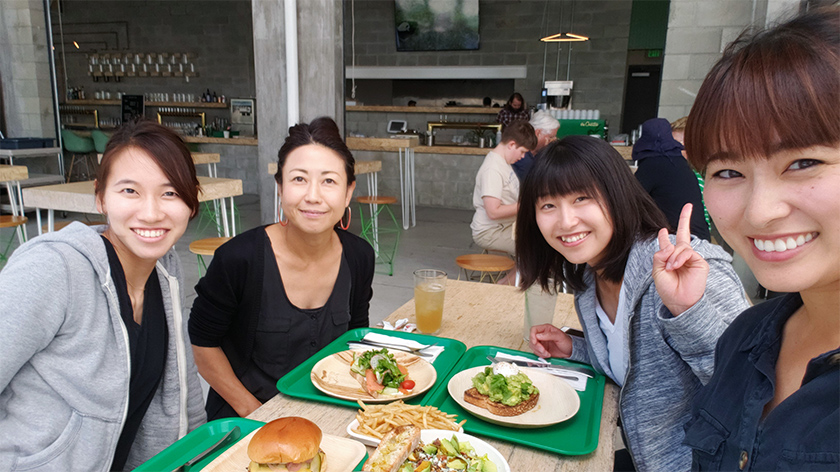 トレーナーや栄養士とコミュニケーションを取りながら食事をする福島千里　写真