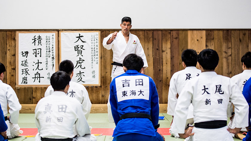 指導中の井上康生　写真