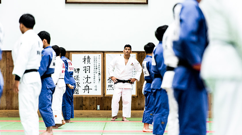 指導中の井上康生 写真
