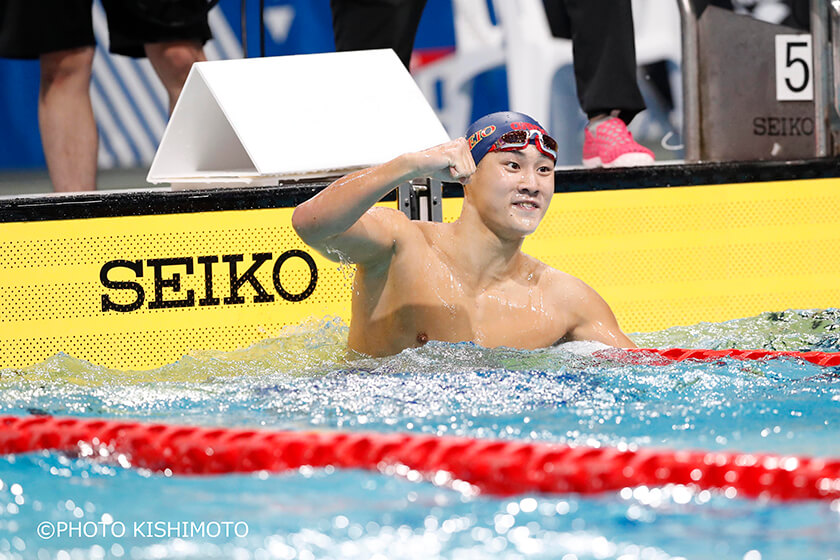 大会でガッツポーズをする佐藤翔馬選手　写真